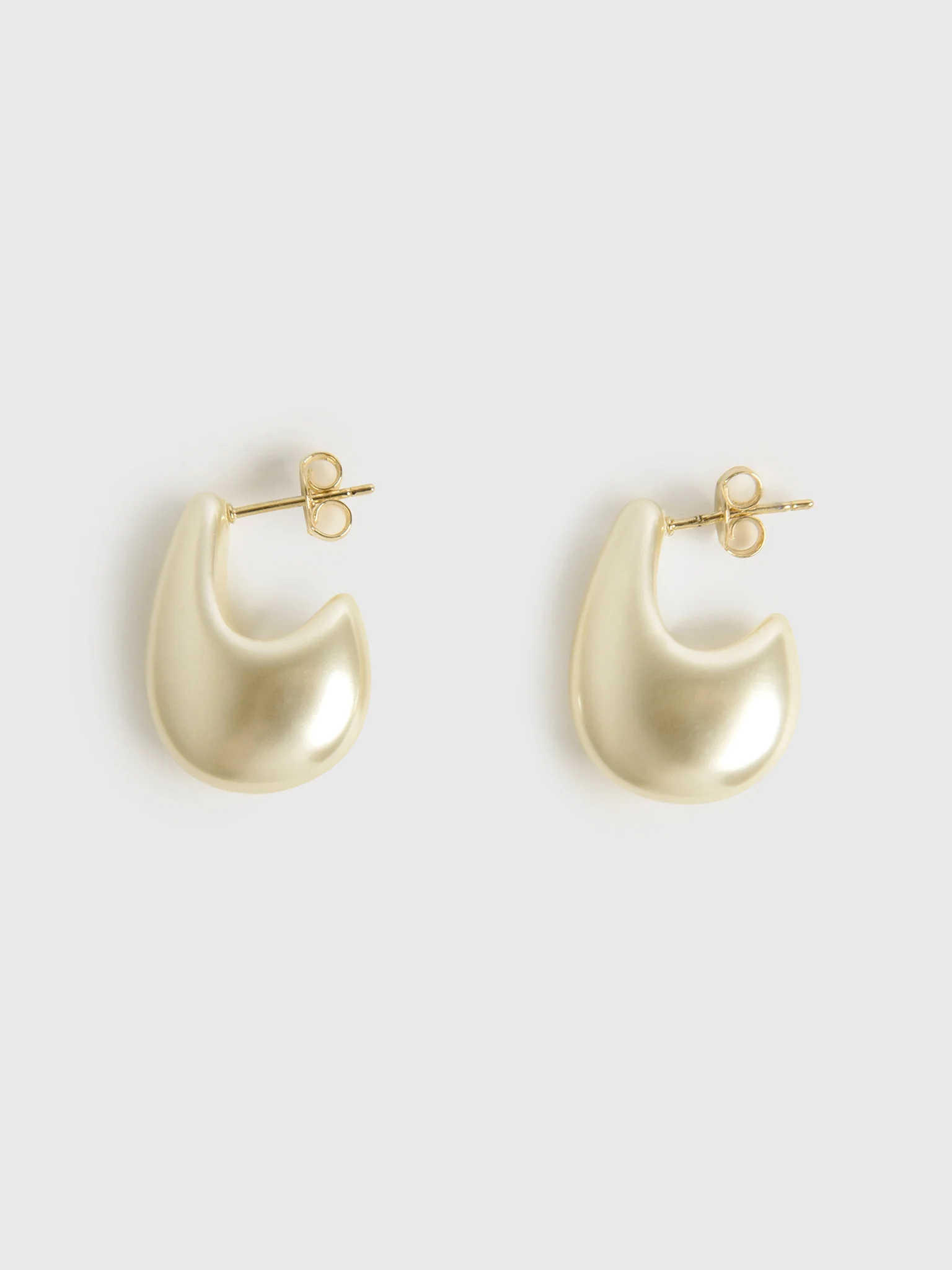 Alexa Leigh Small Curved Pearl Hoop Earrings - Image 2