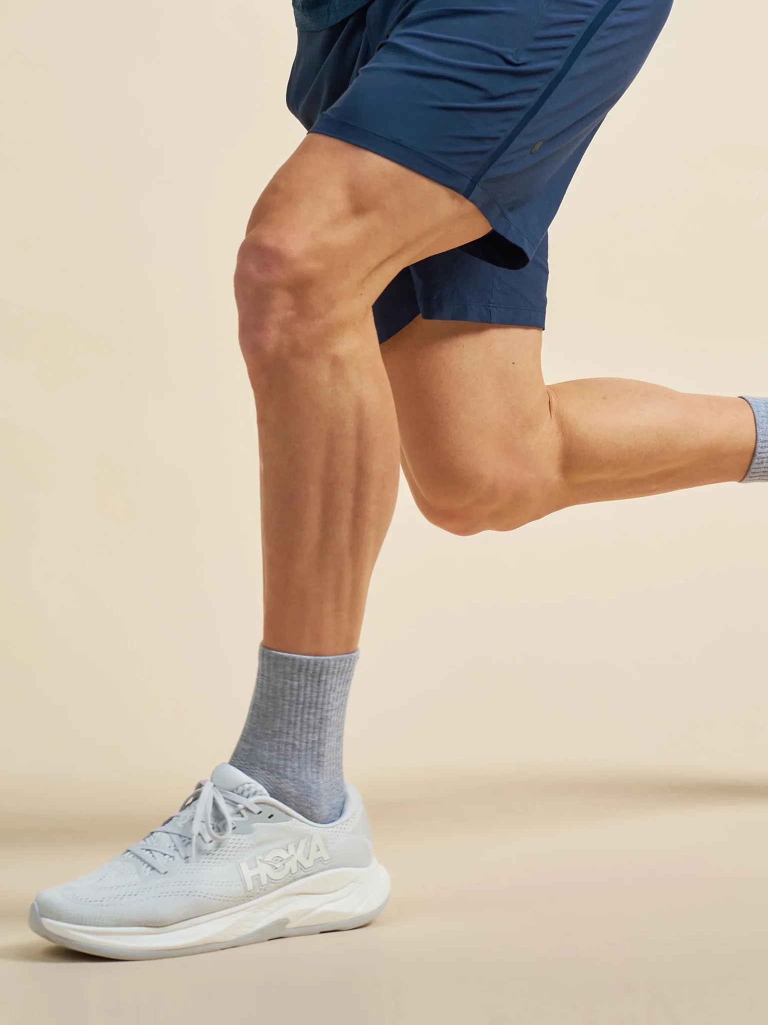 Feetures High Performance Max Cushion Quarter Tall Socks - Image 2