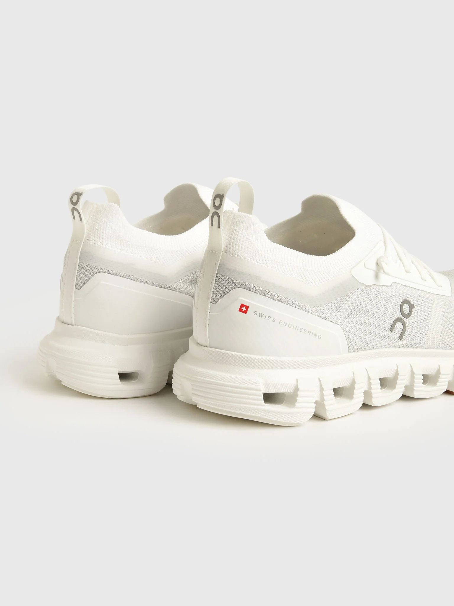 ON Women's Cloud 6 Versa Sneaker - Image 4