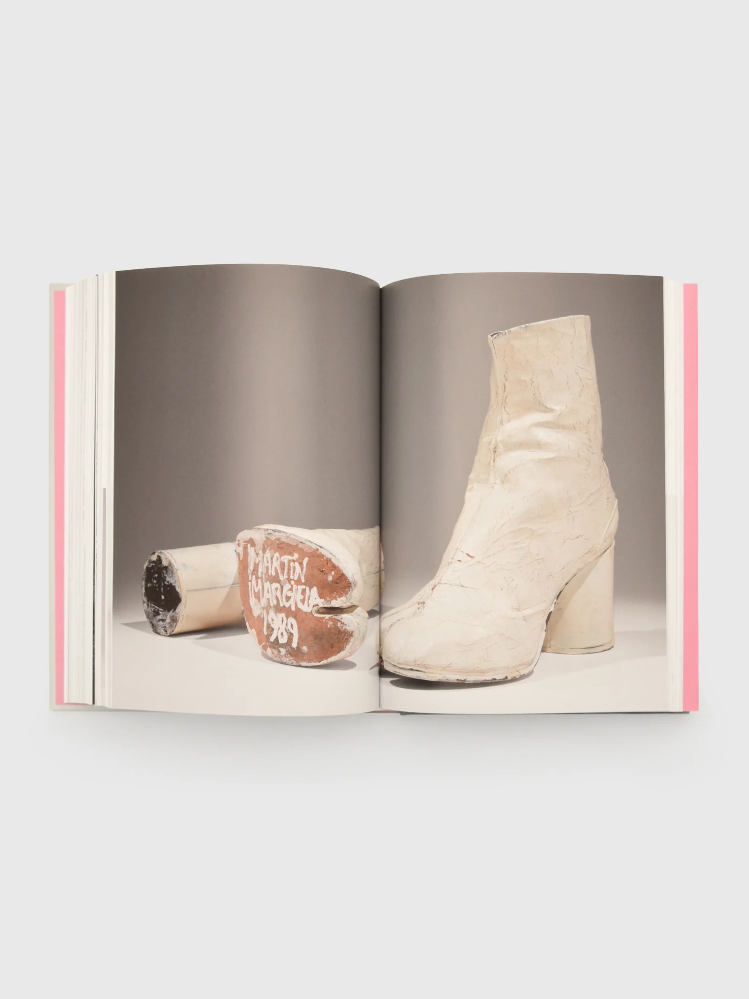 Taschen Shoes A-Z. 45th Edition - Image 3