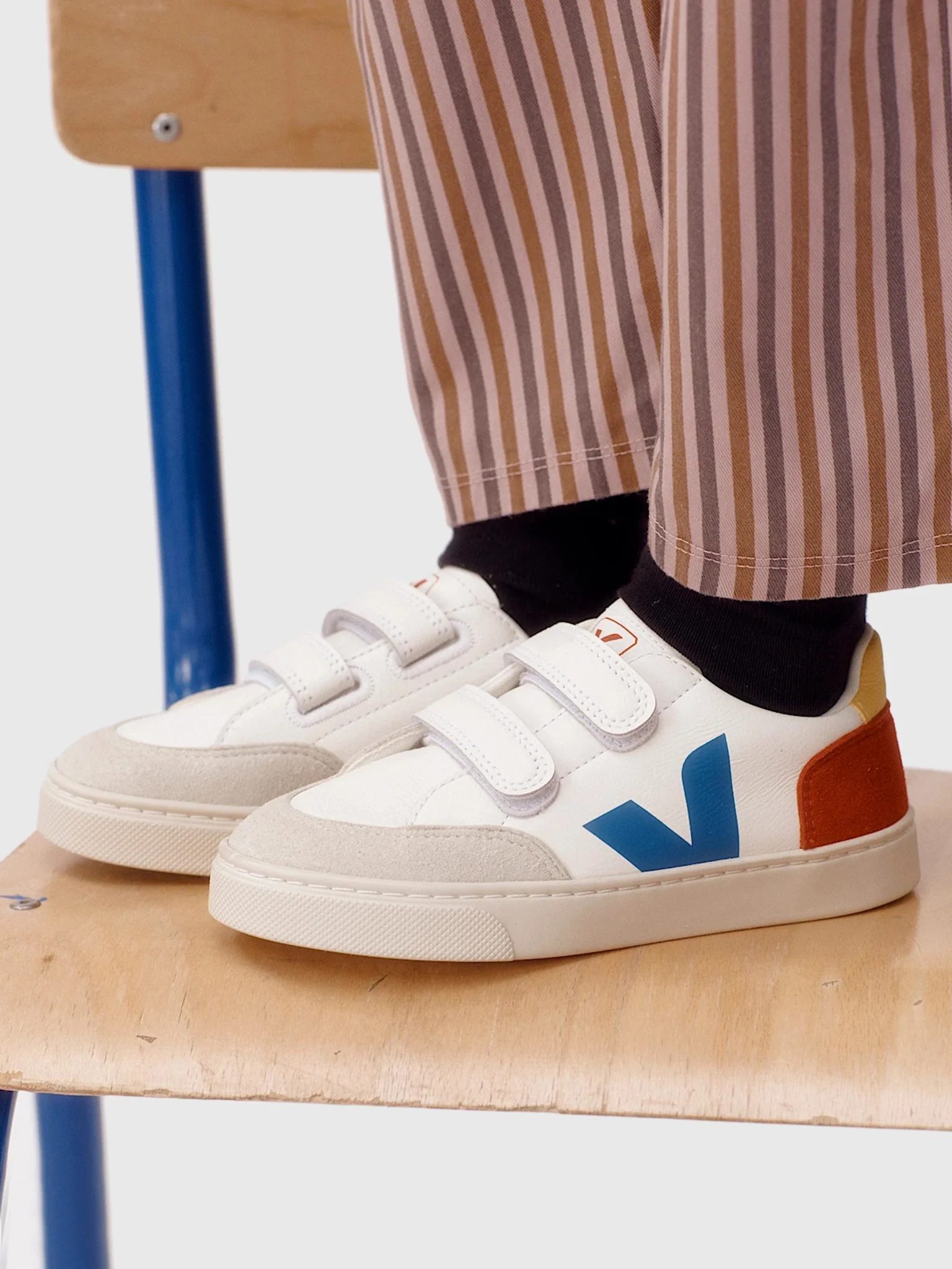 VEJA Kids' Small V-12 Leather Sneaker - Image 2